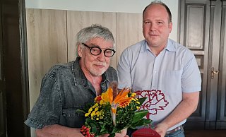 Ein bewegender Moment nach 20 Jahren engagierter Ratsarbeit: Aus gesundheitlichen Gründen hat SPD-Ratsherr Stephan Sauer sein Mandat niedergelegt, Bürgermeister Chrisoph Dolle dankt ihm und lässt ihn nur ungern ziehen. - Marianne Schwarzer Ein bewegender Moment nach 20 Jahren engagierter Ratsarbeit: Aus gesundheitlichen Gründen hat SPD-Ratsherr Stephan Sauer sein Mandat niedergelegt, Bürgermeister Chrisoph Dolle dankt ihm und lässt ihn nur ungern ziehen. - Marianne Schwarzer