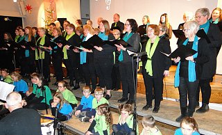 Der Pop- und Gospelchor Schlangen singt beim Weihnachtskonzert im Bürgerhaus auf der Bühne. Davor sitzen die Gospel-Kids. Foto: Hajo Gärtner - Hajo Gärtner Der Pop- und Gospelchor Schlangen singt beim Weihnachtskonzert im Bürgerhaus auf der Bühne. Davor sitzen die Gospel-Kids. Foto: Hajo Gärtner - Hajo Gärtner