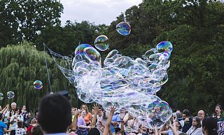 Beliebter Programmpunkt beim Kurparkfest: Das Erschaffen von Riesenseifenblasen. - Nadja Jacke Beliebter Programmpunkt beim Kurparkfest: Das Erschaffen von Riesenseifenblasen. - Nadja Jacke