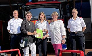 Martin Sohl (von links), Renate Ciesielski-Finke, Annette Schlinkheider, Kordula von Rabenau und Corinna Stakelbeck bei der Spendenübergabe. - Daniel Hobein / Feuerwehr Bad Salzuflen Martin Sohl (von links), Renate Ciesielski-Finke, Annette Schlinkheider, Kordula von Rabenau und Corinna Stakelbeck bei der Spendenübergabe. - Daniel Hobein / Feuerwehr Bad Salzuflen