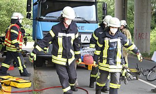 Technische Hilfe: Bei der Großübung 2021 befreite die Löschgruppe Biemsen-Ahmsen an der Straße Meerbrede zwei Puppen, die von einem Lkw überrollt wurden. - Daniel Hobein/Freiwillige Feuerwehr Bad Salzuflen Technische Hilfe: Bei der Großübung 2021 befreite die Löschgruppe Biemsen-Ahmsen an der Straße Meerbrede zwei Puppen, die von einem Lkw überrollt wurden. - Daniel Hobein/Freiwillige Feuerwehr Bad Salzuflen