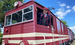 Aktionskünstler Sauresani verzaubert beim Teddybärexpress mit Gags und Tricks im Zug und erzählt die Geschichte „Dr. Brumm feiert Geburtstag“ am Bahnhof in Alverdissen. - Martha Johannsmeier Aktionskünstler Sauresani verzaubert beim Teddybärexpress mit Gags und Tricks im Zug und erzählt die Geschichte „Dr. Brumm feiert Geburtstag“ am Bahnhof in Alverdissen. - Martha Johannsmeier