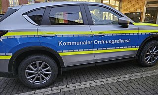 Der Kommunale Ordnungsdienst ist auch in Lages Kernstadt regelmäßig unterwegs. Nach Dienstschluss werden die Anrufe nach Detmold umgeleitet, die Einsätze werden dort koordiniert. - Astrid Sewing