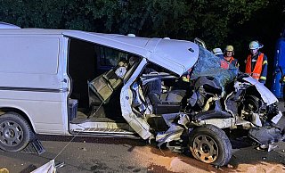 Dieser Transporter ist in der Nacht zu Sonntag in einen Lkw gefahren. - Feuerwehr Schieder-Schwalenberg