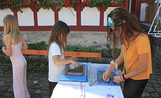 Auf dem Marktplatz durfte jeder, der wollte, unter Anleitung sein eigenes Papier schöpfen und bunt gestalten. - Julia Szabo