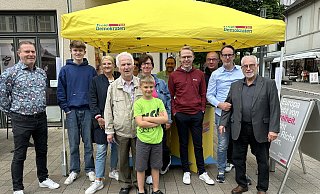 Mitglieder der lippischen FDP um Kreisgeschäftsführer Torben Hundsdörfer (Vierter von rechts) an einem Wahlkampfstand in der Bad Salzufler Innenstadt. - FDP Lippe