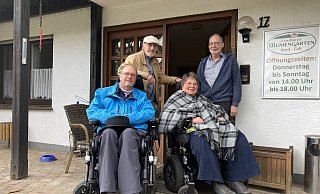Michael Kloß, Günter Till, Marianne Sieweke und Ralf Mikus (von links) zeigen die Tür zum Landhaus Blumengarten, die nach innen aufgeht. - Cordula Gröne Michael Kloß, Günter Till, Marianne Sieweke und Ralf Mikus (von links) zeigen die Tür zum Landhaus Blumengarten, die nach innen aufgeht. - Cordula Gröne