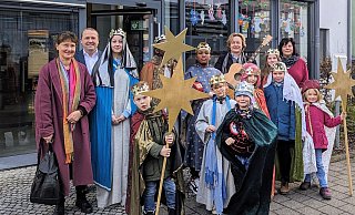 Die Initiatoren Ursula Kuhfu&szlig; (links) und Pastor Thorsten Rosenau (hintere Reihe, Zweiter von rechts) mit B&uuml;rgermeister Mario Hecker (Zweiter von links), Fachbereichsleiterin Andrea Batzer (hintere Reihe, rechts) und den Sternsingern vor dem Rathaus der Gemeinde Kalletal. - Fotorechte: Gemeinde Kalletal