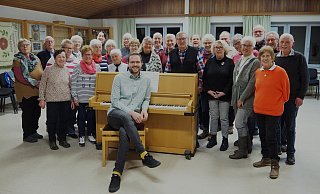 Der Gemischte Chor Leopoldstal mit Chorleiter Maik Friesen. - Ulrich Klappstein Der Gemischte Chor Leopoldstal mit Chorleiter Maik Friesen. - Ulrich Klappstein