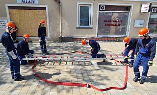Da ist Teamwork und Koordination gefragt. Mitglieder der Oerlinghauser Jugendfeuerwehr bei der „Rettung“ eines Hühnereis aus einem angedeuteten Teich, ohne dieses mit der Hand zu berühren. - Feuerwehr Oerlinghausen Da ist Teamwork und Koordination gefragt. Mitglieder der Oerlinghauser Jugendfeuerwehr bei der „Rettung“ eines Hühnereis aus einem angedeuteten Teich, ohne dieses mit der Hand zu berühren. - Feuerwehr Oerlinghausen