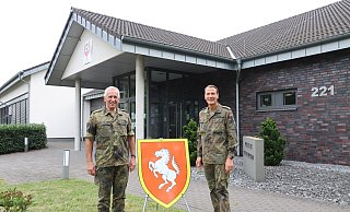 Brigadegeneral Stephan Willer (rechts) begrüßt Generalleutnant Johann Langenegger zum Dienstaufsichtsbesuch in Augustdorf. - Bundeswehr/ Nicolai Ulbrich