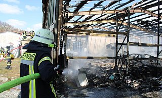 Mit gleich mehreren Löschangriffen hat die Freiwillige Feuerwehr den Brand in der Lagerhalle bekämpft. Über Riegelstellungen wurde zudem verhindert, dass das Feuer auf übrige Nachbargebäude übergreift. Foto: Daniel Hobein / Feuerwehr Bad Salzuflen - Sven Kienscherf
