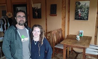 Stefan Nölker-Wunderwald und Bianca Wunderwald stecken in den letzten Vorbereitungen für den Café-Betrieb in der Steinheimer Hanfzeit. - Svenja Ludwig Stefan Nölker-Wunderwald und Bianca Wunderwald stecken in den letzten Vorbereitungen für den Café-Betrieb in der Steinheimer Hanfzeit. - Svenja Ludwig