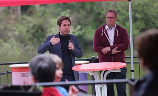 Obwohl er von einer mutmaßlichen Querdenkerin angegangen worden war, absolvierte SPD-Generalsekretär Kevin Kühnert seinen Wahlkampfauftritt am 29. April dieses Jahres in Detmold souverän. Neben ihm Landtagsabgeordneter Dennis Maelzer. - SPD