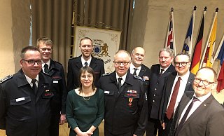 Der Verabschiedung von Klaus Wegener (in der Mitte mit Frau Karin) wohnen bei (von links) der neue Leiter der Lemgoer Feuerwehr, Lars-Uwe Brede, sein neuer Stellvertreter Christian Depping, Dr. Jan Heinisch als Vorsitzender des NRW-Feuerwehrverbandes, Rolf Schamberger vom Deutschen Feuerwehrmuseum Fulda, der lippische Kreisbrandmeister Wolfgang Kornegger, Bürgermeister Markus Baier sowie Gastgeber und Landesverbandsvorsteher Jörg Düning-Gast. - Till Brand