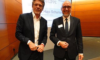 Klaus Lütgemeier (rechts), Vorsitzender des Arbeitgeberverbandes Lippe, freut sich über den in der Mitgliederversammlung begeistert aufgenommenen Vortrag von Dr. Hajo Schumacher (links). Zumal der bekannte Journalist in seinen unterhaltsamen Darstellungen unternehmerisches Handeln als geradezu positiven Gegenpol zu politischem Handeln profiliert. - Hajo Gärtner