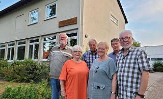 Die SPD-Mitglieder (von links) Kurt Rieke seine Frau Monika, Winfried Niederbröker, Marianne Rautenberg, Axel Wiebusch und Heinz Grützmacher setzen sich seit vielen Jahren für ihren Ortsteil ein. - Astrid Sewing