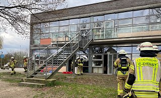 Zahlreiche Einsatzkräfte stehen vor der Grundschule Knetterheide. In einem Klassenzimmer im Erdgeschoss war ein Feuer ausgebrochen. Der Rauch hatte sich im Gebäude ausgebreitet. - Foto: Daniel Hobein / Feuerwehr Bad Salzuflen