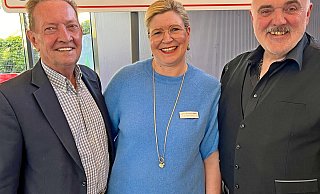 Cerrin Wehrmann-Ristau, Inhaberin der Buchhandlung Blume, hat den Bestseller-Autor Martin Walker (links) nach Oerlinghausen geholt. Krimiautor Joachim H. Peters moderierte den Abend. Foto: Jörg Czyborra - Jörg Czyborra Cerrin Wehrmann-Ristau, Inhaberin der Buchhandlung Blume, hat den Bestseller-Autor Martin Walker (links) nach Oerlinghausen geholt. Krimiautor Joachim H. Peters moderierte den Abend. Foto: Jörg Czyborra - Jörg Czyborra