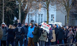 Gegen rechte Gruppierungen, die die "Montagsspaziergänge" dominieren, richtet sich eine Kundgebung am kommenden Montag. - hiergeblieben.de Gegen rechte Gruppierungen, die die "Montagsspaziergänge" dominieren, richtet sich eine Kundgebung am kommenden Montag. - hiergeblieben.de