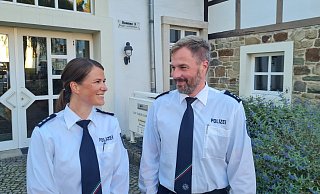Die neue Bezirksdienstbeamtin Isabell von der Heide hat ihren Dienst zu Beginn dieses Monats im Bereich Schieder-Schwalenberg gewechselt und sich gemeinsam mit ihrem Vorgänger Marcel Schenk im Sozialausschuss vorgestellt - Marianne Schwarzer Die neue Bezirksdienstbeamtin Isabell von der Heide hat ihren Dienst zu Beginn dieses Monats im Bereich Schieder-Schwalenberg gewechselt und sich gemeinsam mit ihrem Vorgänger Marcel Schenk im Sozialausschuss vorgestellt - Marianne Schwarzer