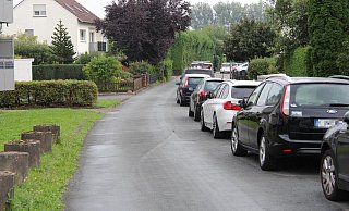 In der Straße "Im Wiesengrund" in Remmighausen ist es wegen abgestellter Fahrzeuge häufig eng. - Jana Beckmann In der Straße "Im Wiesengrund" in Remmighausen ist es wegen abgestellter Fahrzeuge häufig eng. - Jana Beckmann