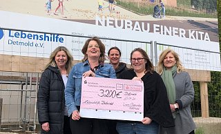v.l. Nicoline Kossinna, Dörte Pieper, Stephanie Kleine, Daniela Kleinpenning und Barbara Milde freuen sich auf die neue Kita und über die Spende, die für eine Wasser- und Matschanlage bestimmt ist. - Lions Cherusker