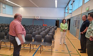 Andreas Brinkmann (links) und der Leiter der Feuerwehr Lage, Benjamin Brinkmeyer (Zweiter von rechts), sprechen mit Schulleiterin Kerstin Bolling-Stock und Christoph Priss über den Brandschutz. Es gibt Lob, weil alle Vorgaben sehr gut umgesetzt wurden. - Astrid Sewing