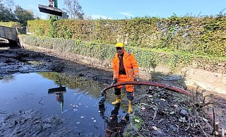 Bauhof-Mitarbeiter Dieter Schwarze platziert eine der Saugpumpen in der Gräfte. Ein ähnliches Modell wurde von der Baustelle gestohlen. - Michaela Weiße