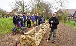 Albert Holtkamp (rechts) hat den Einsatztrupp im Jahr 2018 ins Leben gerufen. Seitdem haben die Rentner im Ort einiges verschönert. Derzeit bauen sie eine Steinmauer auf dem Friedhof. Mit dabei sind: Reinhard Kohlhoff (hinten von links), Reinhold Lange, Heinz Köllermeier, Heinz-Werner Schlicht, Walter Deppenmeier, Helmut Steinmeier, Matthias Purkopp und Rüdiger Trompeter. Auf dem Foto fehlen: Heinz Brinkmann, Robert Fiene, Karl Mehlen, Werner Runte, Peter Steiger, Dietmar Waldvogt und Herbert Werner. - Michaela Weiße Albert Holtkamp (rechts) hat den Einsatztrupp im Jahr 2018 ins Leben gerufen. Seitdem haben die Rentner im Ort einiges verschönert. Derzeit bauen sie eine Steinmauer auf dem Friedhof. Mit dabei sind: Reinhard Kohlhoff (hinten von links), Reinhold Lange, Heinz Köllermeier, Heinz-Werner Schlicht, Walter Deppenmeier, Helmut Steinmeier, Matthias Purkopp und Rüdiger Trompeter. Auf dem Foto fehlen: Heinz Brinkmann, Robert Fiene, Karl Mehlen, Werner Runte, Peter Steiger, Dietmar Waldvogt und Herbert Werner. - Michaela Weiße