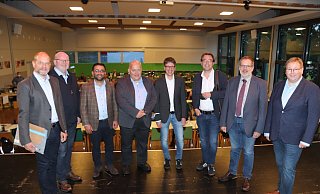 Beim ersten Forum für Wohnen in Leopoldshöhe diskutierten Thorsten Kleinebekel (von links, Wohnbau Lemgo eG), Dieter Perl (Architekturbüro Perl aus Lage), Alcay Kames (Städtische Heimstätten gGmbH Bad Oeynhausen), stellvertretender Bürgermeister Andreas Brinkmann, Bürgermeister Martin Hoffmann, Oliver Klingelberg (BGW Bielefeld), Ralf Brodda (Mieterbund OWL in Bielefeld) und SPD-Fraktionschef Thomas Jahn über Chancen und Möglichkeiten für sozialen Wohnungsbau in Leopoldshöhe. - Birgit Guhlke Beim ersten Forum für Wohnen in Leopoldshöhe diskutierten Thorsten Kleinebekel (von links, Wohnbau Lemgo eG), Dieter Perl (Architekturbüro Perl aus Lage), Alcay Kames (Städtische Heimstätten gGmbH Bad Oeynhausen), stellvertretender Bürgermeister Andreas Brinkmann, Bürgermeister Martin Hoffmann, Oliver Klingelberg (BGW Bielefeld), Ralf Brodda (Mieterbund OWL in Bielefeld) und SPD-Fraktionschef Thomas Jahn über Chancen und Möglichkeiten für sozialen Wohnungsbau in Leopoldshöhe. - Birgit Guhlke