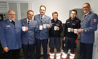Sie stoßen in der Kachtenhauser Küche mit einem guten Schluck heißen Kaffeesauf ihren Erfolg an: Pastor Jürgen Hülseweh, Sven Röttger, NormannNundhenke, Mats Hilgenstock, Gian-Luca Görder und Tobias Thoren (von links). - Hajo Gärtner Sie stoßen in der Kachtenhauser Küche mit einem guten Schluck heißen Kaffeesauf ihren Erfolg an: Pastor Jürgen Hülseweh, Sven Röttger, NormannNundhenke, Mats Hilgenstock, Gian-Luca Görder und Tobias Thoren (von links). - Hajo Gärtner