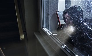 Einbrecher mögen es gern dunkel. Doch auch tagsüber nutzen sie jede Gelegenheit, um in eine Wohnung oder ein Haus einzusteigen. Die Polizei warnt davor - nun auch per App. - andrey popov/123rf/Barmenia