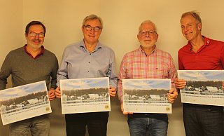 Freuen sich auf den Verkauf des 21. Adventskalenders: (von links) Oliver Müller (Vorsitzender Hilfswerk des Lions Club Detmold-Residenz), Michael Vösgen (Präsident Lions Club Detmold-Residenz), Klaus Eberlein und Ulrich Wilkens (beide Mitglieder des Lions Club Detmold-Residenz). - Chiara Wibbeke
