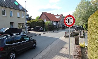 Die Geschwindigkeit auf der Wiembecker Straße wurde zwischen der Gaststätte "Tönnchen" (links) und der Bachstraße auf 30 Stundenkilometer gesenkt. - Nadine Uphoff