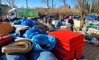Vollkommen überrollt: In nur 24 Stunden ist klar: Die Helfer können nicht alles in die acht Lastwagen packen - es ist zu viel. - Marianne Schwarzer