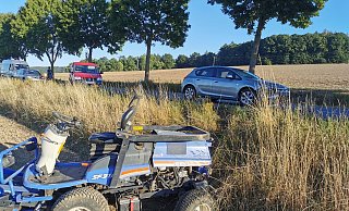 Am Donnerstag kurz nach 8 Uhr führt ein Unfall mit Personenschaden für Behinderungen auf der B 66 zwischen Dörentrup und Humfeld. Ein Autofahrer hatte aus Richtung Dörentrup kommend einen Rasenmähertraktor übersehen. - Sylvia Frevert Am Donnerstag kurz nach 8 Uhr führt ein Unfall mit Personenschaden für Behinderungen auf der B 66 zwischen Dörentrup und Humfeld. Ein Autofahrer hatte aus Richtung Dörentrup kommend einen Rasenmähertraktor übersehen. - Sylvia Frevert