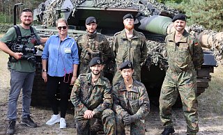 TV-Star in Flecktarn: Fernsehmoderator Thore Schölermann (rechts) kehrte nach 15 Jahren zur Panzertruppe nach Augustdorf zurück. - Bundeswehr/Mario Kissel