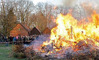 Osterfeuer am Heimathof in Leopoldshöhe. - Archivfoto: LZ