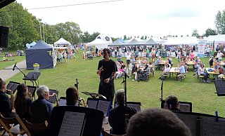 Die Big Band der Musikschule Detmold unter Leitung von Georg Schmitt sorgt für beste Unterhaltung am Hangar. - Thomas Krügler Die Big Band der Musikschule Detmold unter Leitung von Georg Schmitt sorgt für beste Unterhaltung am Hangar. - Thomas Krügler
