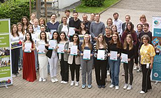 25 Schulen aus Westfalen-Lippe, darunter die Realschule Augustdorf, sind in Münster vom Jugendrotkreuz als "Humanitäre Schule" ausgezeichnet worden. - DRK