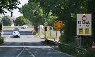 Wer vom Badehaus kommt, kann die große mit Blinklich versehene Hinweistafel eigentlich nicht übersehen. Die Umleitung für den Verkehr in Richtung Detmold führt über die B1. Zusätzlich gibt es den Hinweis: "Straße in 700 Metern gesperrt. Keine Wendemöglichkeit für LKW." - Jost Wolf