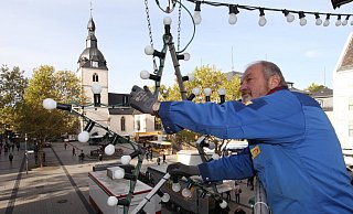 Birnchen wechsel dich: Rund 200 defekte Glühbirnen muss Firma Elektro Klein - hier ist ihr Mitarbeiter Jochen Müller bei der Arbeit - jedes Jahr bei den Sternen und Lichterketten der Detmolder Weihnachtsbeleuchtung austauschen. Das wird sich mit der neuen Beleuchtung in jedem Fall verändern. Archivfoto: Preuss - Bernhard Preuss