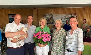 Freuen sich über den Besuch von Gisela Brinkforth-Pekoch (Mitte) mit Alice: Thorsten Engelhardt und Dr. Wilhelm Mailänder (beide RC Lemgo) sowie Irene Karkoschka und Jutta Wenzel (beide Elisenstift). - Rotary Club Lemgo Freuen sich über den Besuch von Gisela Brinkforth-Pekoch (Mitte) mit Alice: Thorsten Engelhardt und Dr. Wilhelm Mailänder (beide RC Lemgo) sowie Irene Karkoschka und Jutta Wenzel (beide Elisenstift). - Rotary Club Lemgo