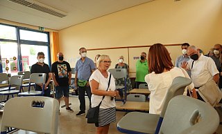 Schulleiterin Cornelia Schmidt (Mitte) startete den Rundgang durch die Klassenräume in einem des ersten Jahrgangs. Er müsse dringend renoviert werden. Hier hallt es wegen fehlenden Schallschutzes zudem stark, und die Beleuchtung sei nicht optimal. Foto: Birgit Guhlke - Birgit Guhlke