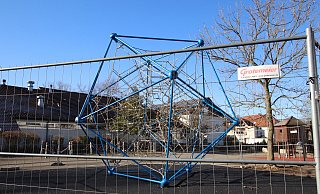 Noch fehlt eine letzte Schicht auf dem Belag, auf dem das Klettergerüst noch eingezäunt steht. Sobald es die Temperaturen zulassen, sollen diese Arbeiten beendet werden. Ursprünglich war geplant, das Spielgerät im Dezember einzuweihen.Foto: Birgit Guhlke - Birgit Guhlke