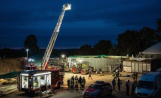 Auf dem Gelände an der Biogasanlage in Kalletal wimmelte es am Dienstagabend vergangene Woche nur so von Einsatzkräften. - FreitagTV Auf dem Gelände an der Biogasanlage in Kalletal wimmelte es am Dienstagabend vergangene Woche nur so von Einsatzkräften. - FreitagTV