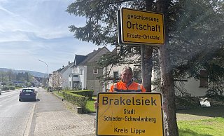 Randolf Büscher, Leiter der Straßenmeisterei in Schieder, freut sich, dass die Diebe das Schild wieder an den Tatort zurückgebracht haben. Nun wird es direkt wieder am Ortseingang von Brakelsiek montiert, auch wenn es einige Macken hat. - Silke Buhrmester Randolf Büscher, Leiter der Straßenmeisterei in Schieder, freut sich, dass die Diebe das Schild wieder an den Tatort zurückgebracht haben. Nun wird es direkt wieder am Ortseingang von Brakelsiek montiert, auch wenn es einige Macken hat. - Silke Buhrmester