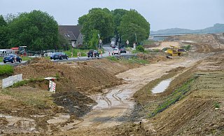 Der Blick von der Stadtgrenze aus in Richtung Asemissen ist seit Monaten eine nahezu unveränderte Schlammwüste. - Andreas Zobe Der Blick von der Stadtgrenze aus in Richtung Asemissen ist seit Monaten eine nahezu unveränderte Schlammwüste. - Andreas Zobe