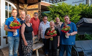 Neue SPD-Spitze: Sascha Beine, Friedhelm Morawietz, Sabine Beine, Joachim Giesler, Achim Schulz, Anke Krüger und Thomas Janssen (von links), mit Rainer Brinkmann (Zweiter von rechts). - SPD HBM